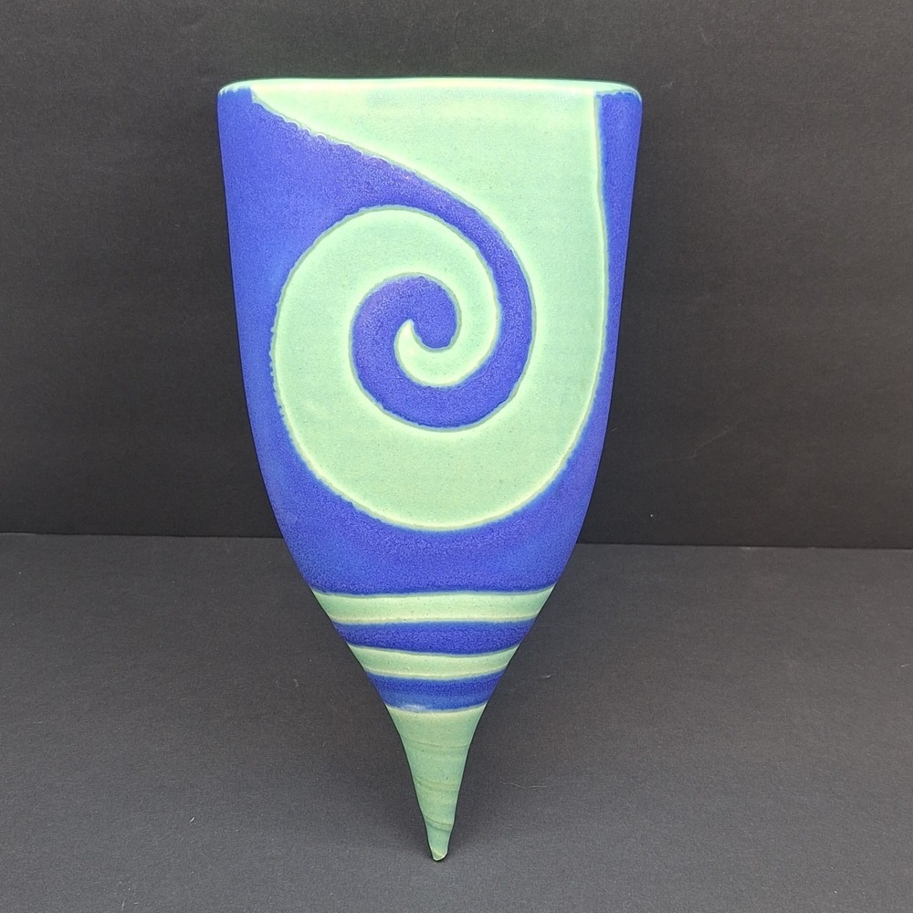 Pewabic Pottery Detroit Michigan Joann Aquinto Signed 9.5" Wall Pocket Chip Tip‎